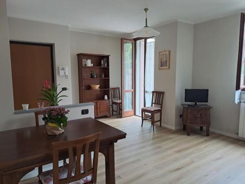 een woonkamer met een eettafel en een televisie bij The Green House in Troghi in Troghi