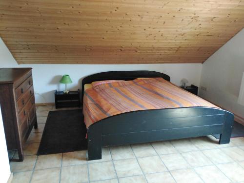 SeibersbachにあるGästehaus Silbersbachの木製の天井が特徴のベッドルーム1室(ベッド1台付)