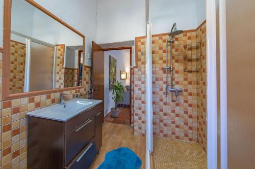 y baño con ducha, lavamanos y ducha. en Chalet con piscina privada en Bolonia, en Tarifa