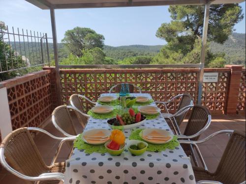 una mesa con platos de comida en el balcón en Casa aire, en Pals