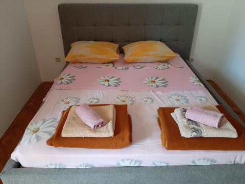 Katil atau katil-katil dalam bilik di Apartmani Šegedin