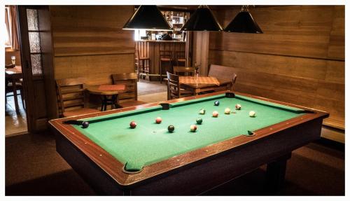 Biliár nebo kulečník v ubytování Horský Hotel Sněženka