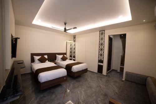 Cama o camas de una habitación en MURALI KRISHNA APART HOTEL