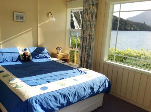 Tempat tidur dalam kamar di Te Mahia Bay Resort