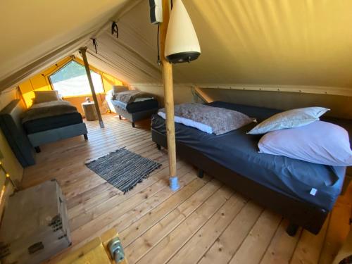 widok na sypialnię z łóżkiem w namiocie w obiekcie Safritop Sabine Emanuel w mieście Lingerhahn