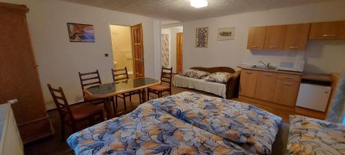 Una cama o camas en una habitación de Ubytování Na Výsluní Tanvald