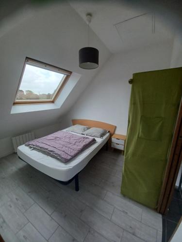 Posteľ alebo postele v izbe v ubytovaní studio carrefour des plages cote d'emeraude