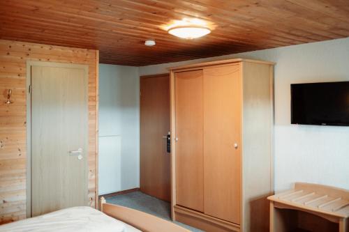 a bedroom with a closet and a tv on a ceiling at SONNE Wilhams in Missen-Wilhams