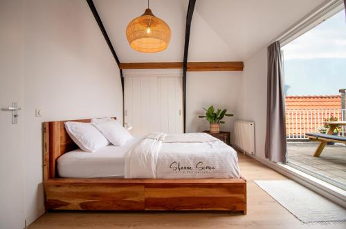 Ένα ή περισσότερα κρεβάτια σε δωμάτιο στο ApartHotel De Koning by Urban Home Stay