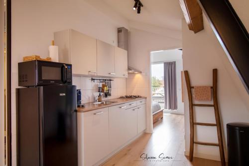 Η κουζίνα ή μικρή κουζίνα στο ApartHotel De Koning by Urban Home Stay