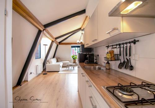 een keuken met een wastafel en een aanrecht bij ApartHotel De Koning by Urban Home Stay in Alkmaar