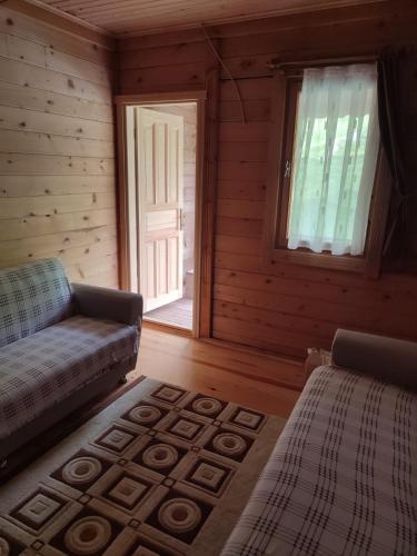 מיטה או מיטות בחדר ב-uzungöl demir kapı bungalov dağ evi