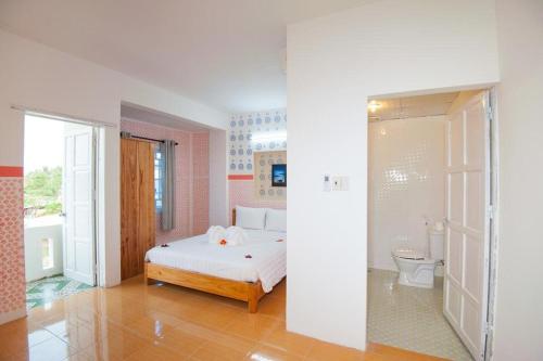 um quarto com uma cama e uma casa de banho com um WC em Cua Dai Beach Homestay em Hoi An