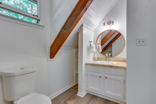 Bilik mandi di Sunny Big Canoe Home with Views and Screened Porch