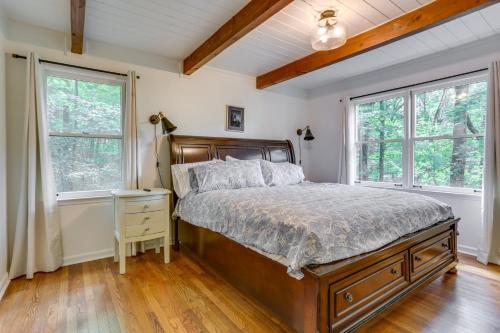 Katil atau katil-katil dalam bilik di Sunny Big Canoe Home with Views and Screened Porch