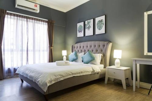 - une chambre avec un grand lit et des oreillers bleus dans l'établissement JSuites@Marina Court•KK City Ctr•3Bdr2Bth•max 6, à Kota Kinabalu