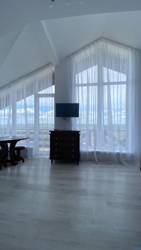 Una televisión o centro de entretenimiento en DACHA на Магурі