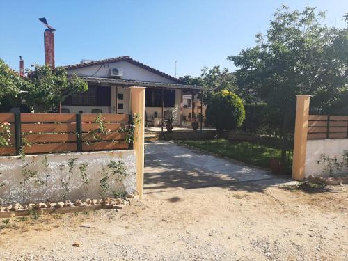 a fence in front of a house at Tota's guest house, 4 min walk to the beach in Levendokhórion