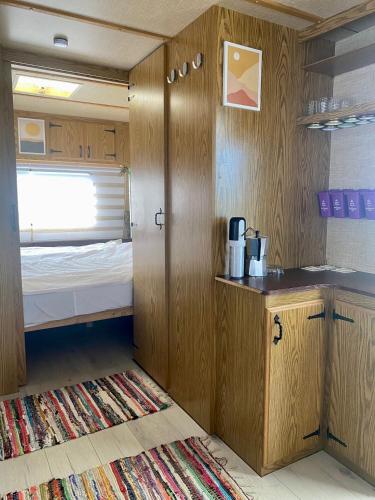 Кухня или мини-кухня в Beachfront Caravans
