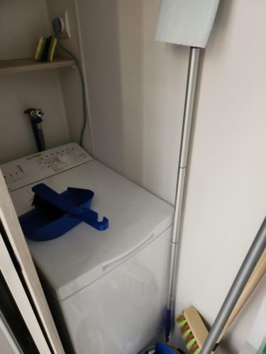 - un petit réfrigérateur avec un objet bleu au-dessus dans l'établissement camping sable du midi 4 etoiles, à Valras-Plage