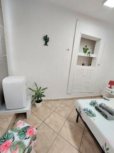 Una habitación blanca con una cama y una ventana. en Lago, colori ed energia Appartamento Tiffany Lago Maggiore, en Meina