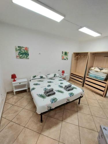 un dormitorio con una cama en una habitación en Lago, colori ed energia Appartamento Tiffany Lago Maggiore, en Meina