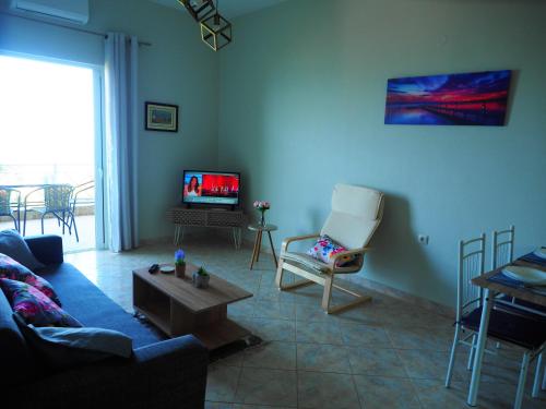 TV a/nebo společenská místnost v ubytování TSOUMAS HOUSE 1