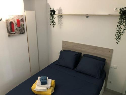 Schlafzimmer mit einem Bett mit blauer Bettwäsche und blauen Kissen in der Unterkunft MODERN COMFORT RENOVATED CANTERAS in Las Palmas de Gran Canaria