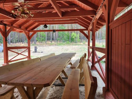 - une table de pique-nique en bois dans un pavillon avec dans l'établissement Jak Tu Sielsko, à Osiek