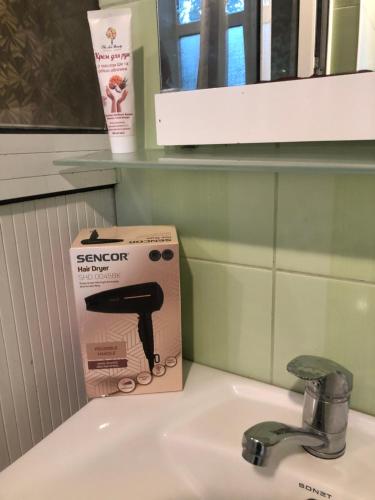 Una caja está encima de un fregadero. en Rose garden, en Batovo