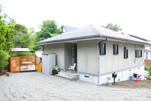 a small white house with a patio at 山中湖リゾートハウスⅡ in Yamanakako
