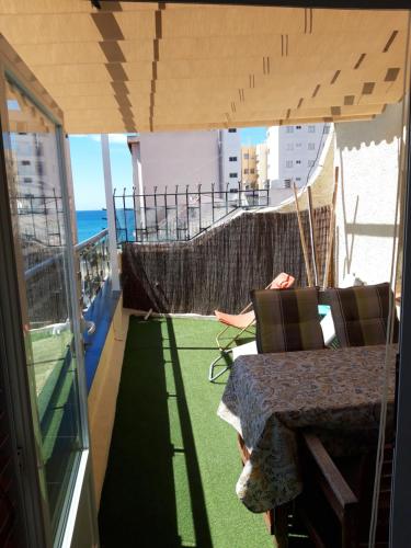 Ático centrico, 50m de la playa, vista al mar y al Peñon, gran terraza, parking, wifi fibra