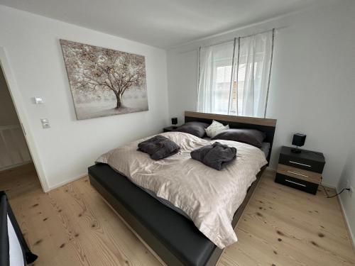 ein Schlafzimmer mit einem Bett mit zwei ausgestopften Tieren darauf in der Unterkunft Chiemgau Ferienhaus Premium by BellaVita in Bad Endorf