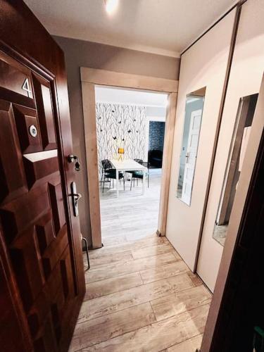 a hallway with a door leading to a dining room at Apartament Ksiazeca in Jelenia Góra