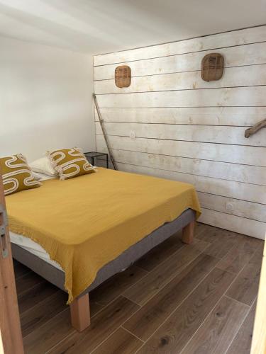 Un pat sau paturi într-o cameră la VILLA VUE MER sur la presqu'ile de GIENS