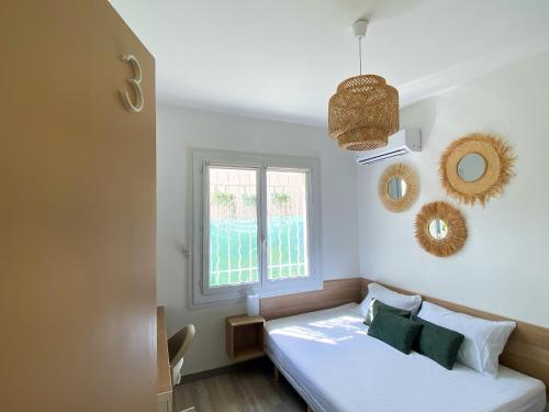 a bedroom with a bed and a window at Chambre climatisée lit double dans villa - Proche Centre Tramway in Montpellier