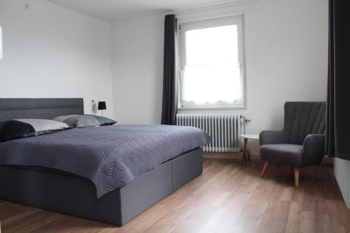 Tempat tidur dalam kamar di Ferienhaus Waldshut-Tiengen 2-10 Personen