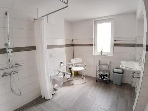 a bathroom with a sink and a toilet at Ferienwohnung Schwalbennest in Juliusruh