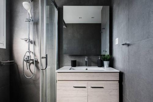 un baño con lavabo y ducha en Apartment in Keramikos, Athens, en Atenas