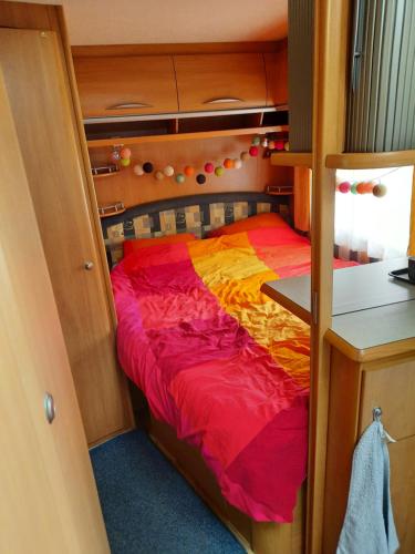 Posteľ alebo postele v izbe v ubytovaní Olga caravane