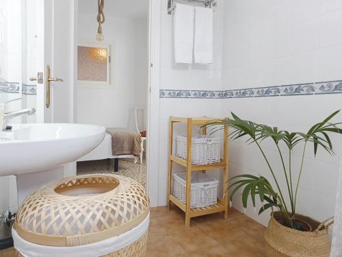 een badkamer met een wastafel en een toilet. bij Las Pizarrillas: tu hogar en este blanco pueblo in Frigiliana