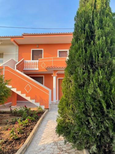Villa Joli - Spacious Houses with Yard & Parking in Central Vlore