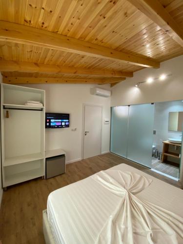 Ένα ή περισσότερα κρεβάτια σε δωμάτιο στο Hotel Andrea