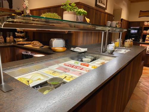 een keuken met een aanrecht met veel eten bij Hotel Starchlhof in Schladming