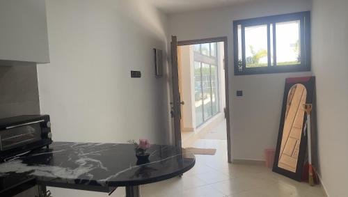 una habitación con una mesa y una tabla de surf en la pared en 100% women suite (Rooms with private bathrooms), en Rabat