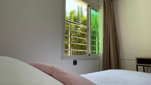 um quarto com uma cama e uma janela em 100% women suite (Rooms with private bathrooms) em Rabat