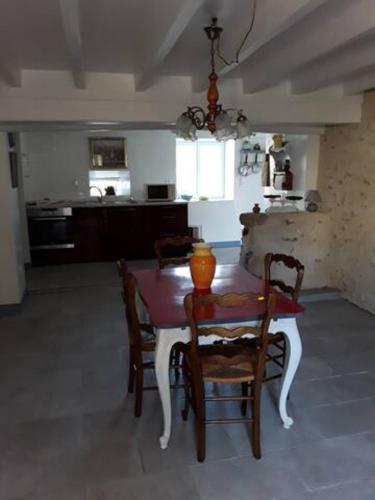 une cuisine et une salle à manger avec une table et des chaises dans l'établissement Maison sur les bords de Vienne., à Queaux