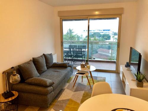 Appartement neuf, piscine, terrasse, vue mer.