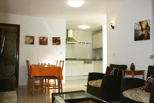 a living room with a table and a kitchen at Mas Mundo - 4 Ferienhäuser in Calonge / Girona in Girona