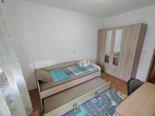 ein kleines Zimmer mit einem Etagenbett und einem Spiegel in der Unterkunft Center flat in Skopje
